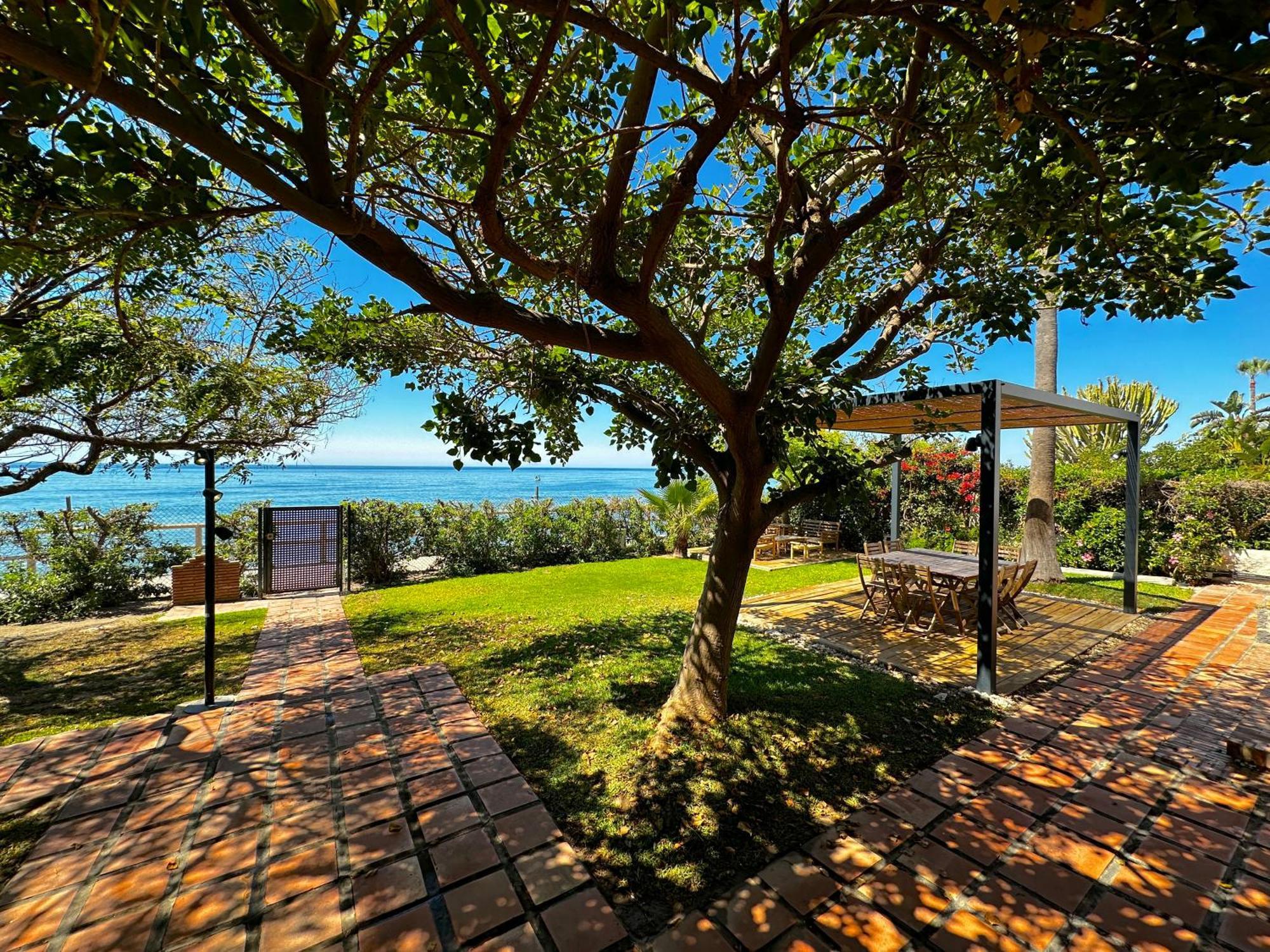 Villa Alboran Beachfront 9Pax Torre de Benagalbon Bagian luar foto