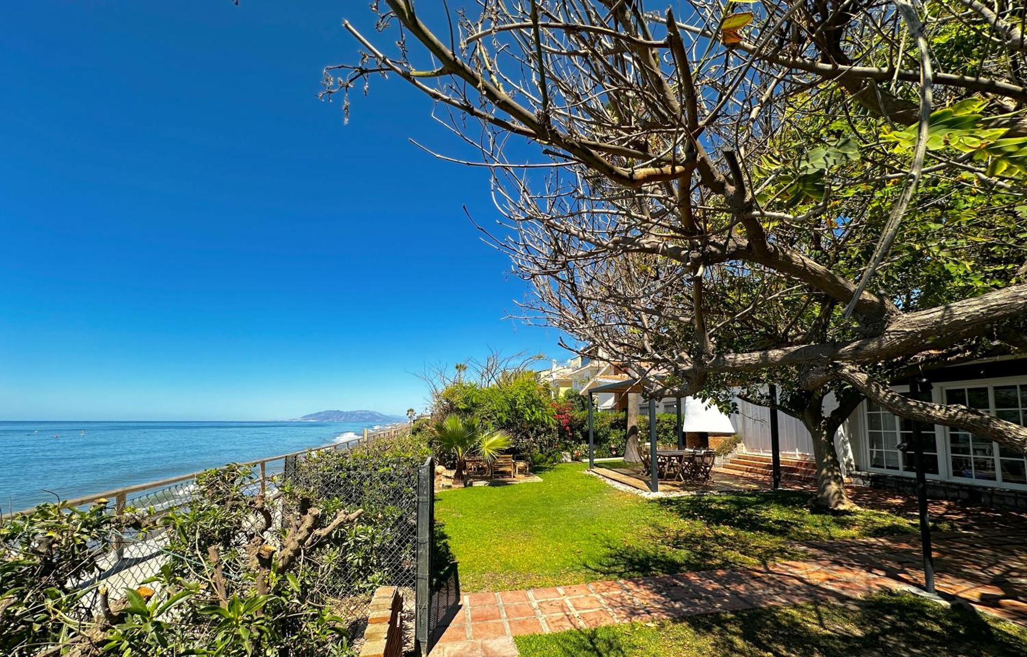 Villa Alboran Beachfront 9Pax Torre de Benagalbon Bagian luar foto
