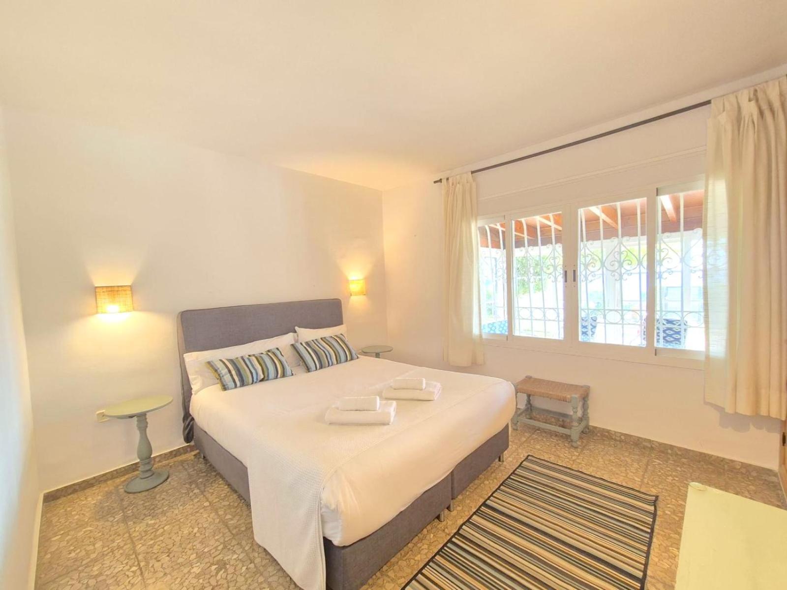 Villa Alboran Beachfront 9Pax Torre de Benagalbon Bagian luar foto